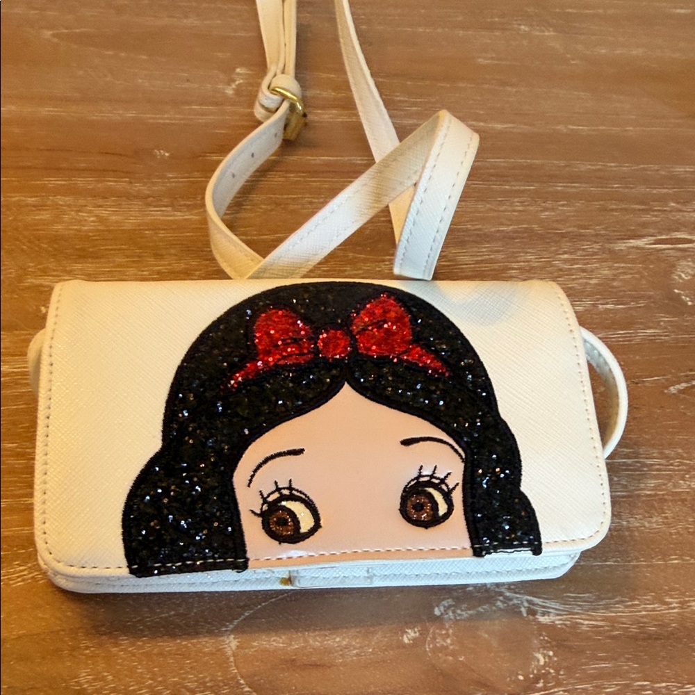 Danielle Nicole White Crossbody Bag with glittery Snow White